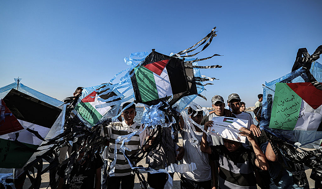 كاتس مهددا: أي إطلاق للطائرات الورقية من غزة سيقابل برد شديد 