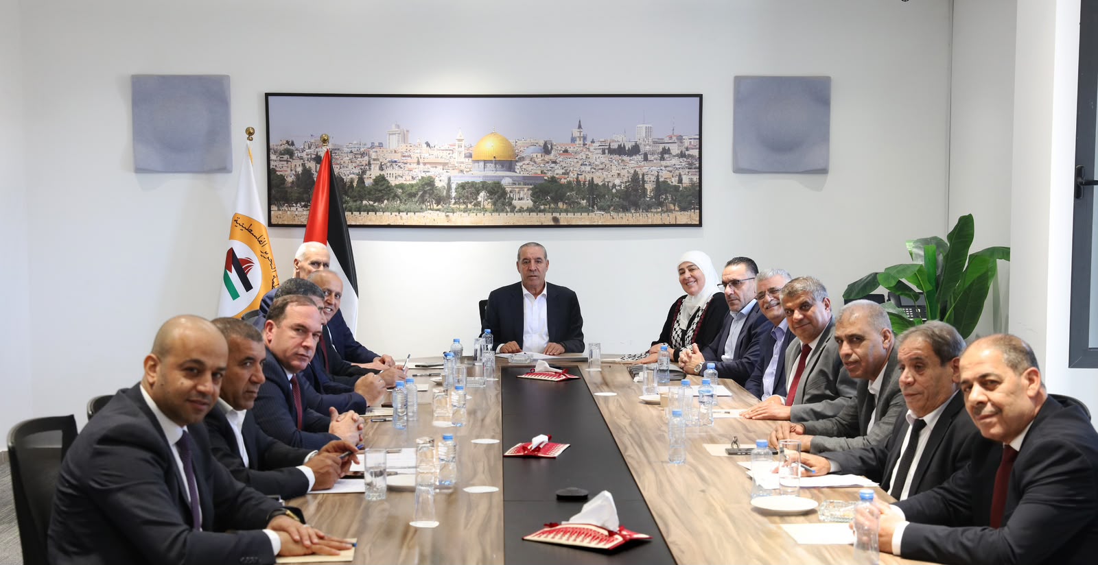 نائب الرئيس يجتمع بمحافظي المحافظات الشمالية لبحث الأوضاع الميدانية وتعزيز صمود المواطنين