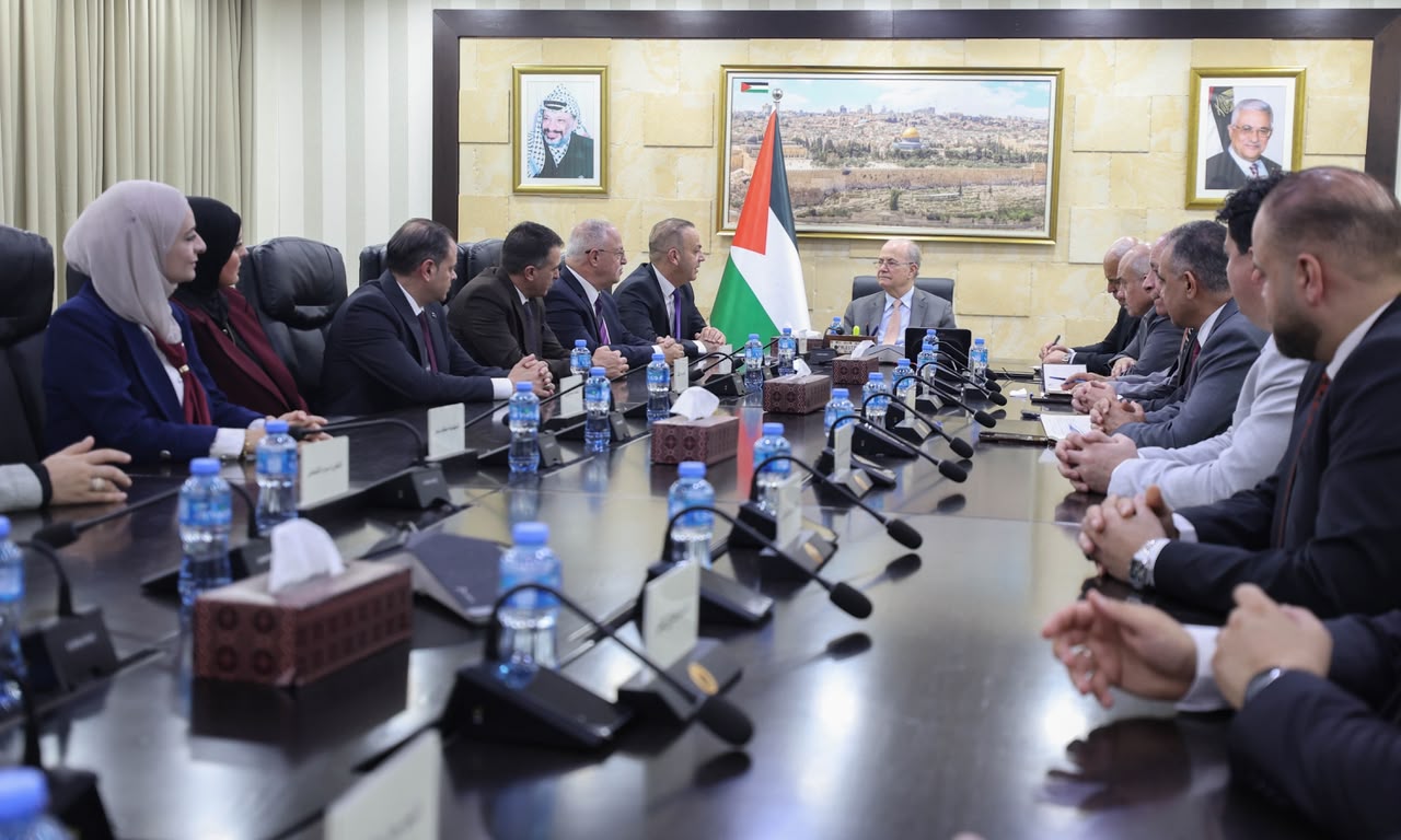 مصطفى يستقبل وفدا من بلدية الخليل ويطلع على أهم احتياجاتها