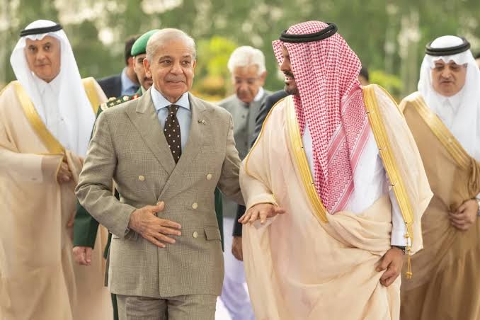 رئيس وزراء باكستان يصل إلى جدة في زيارة رسمية للسعودية