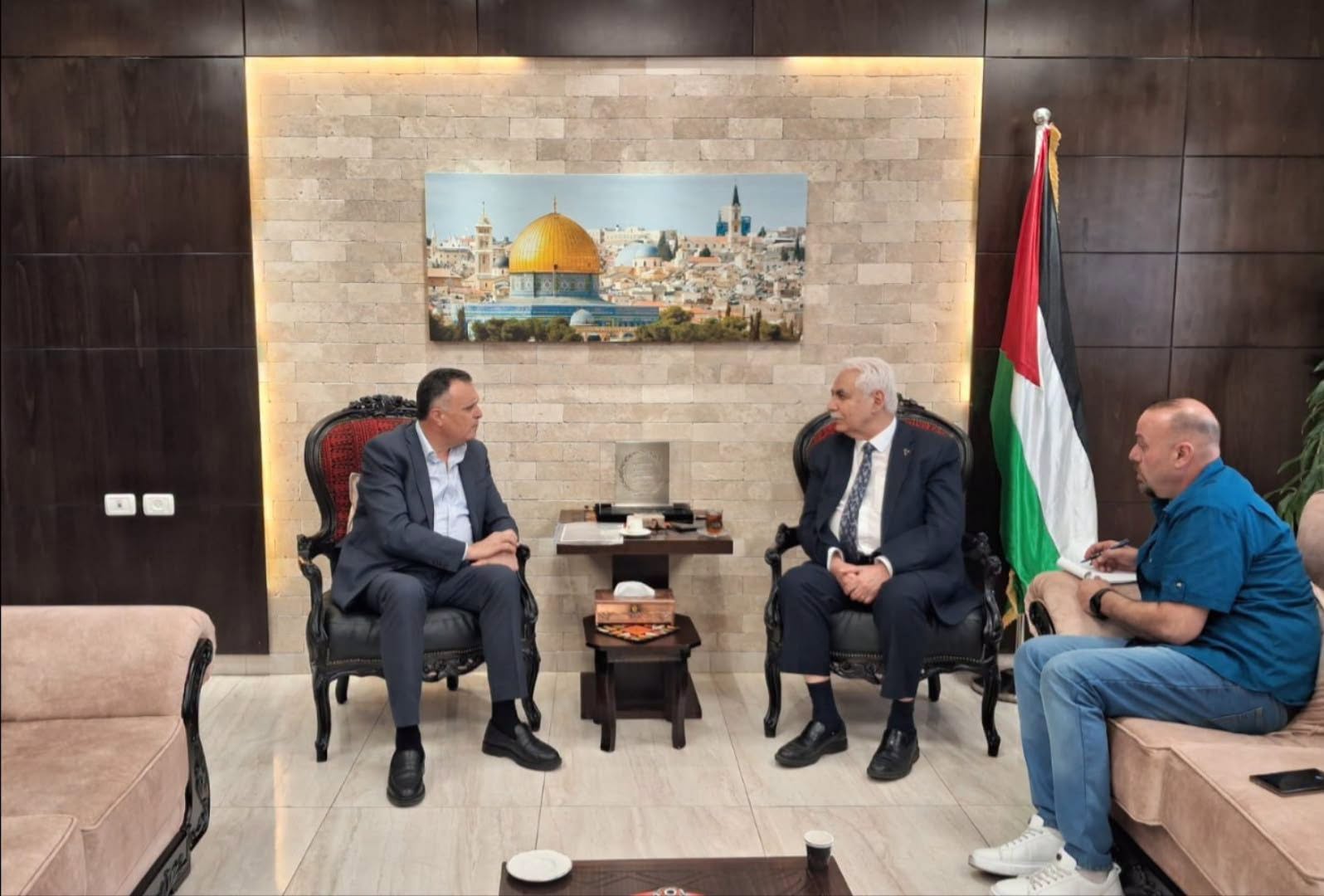 نقيب الصحفيين الفلسطينين يبحث مع وزير الصحة تسريع علاج الجرحى الصحفيين في غزة