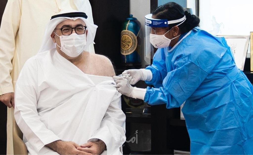 وزير الصحة الإماراتي يتلقى الجرعة الأولى من لقاح فيروس كورونا