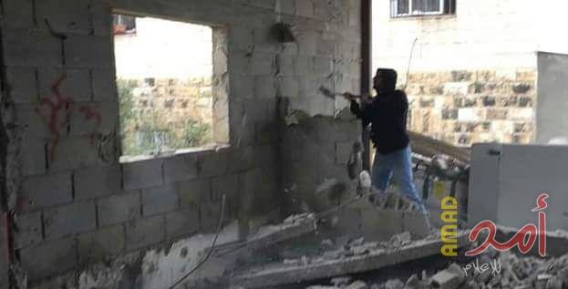 المقدسي "حسام العباسي" يهدم منزله بضغطٍ من بلدية الاحتلال