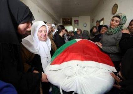 والد شهيد لـ (أمد) :لم يصلني ولو رغيف خبز واحد من أي جهة اغاثية في قطاع غزة