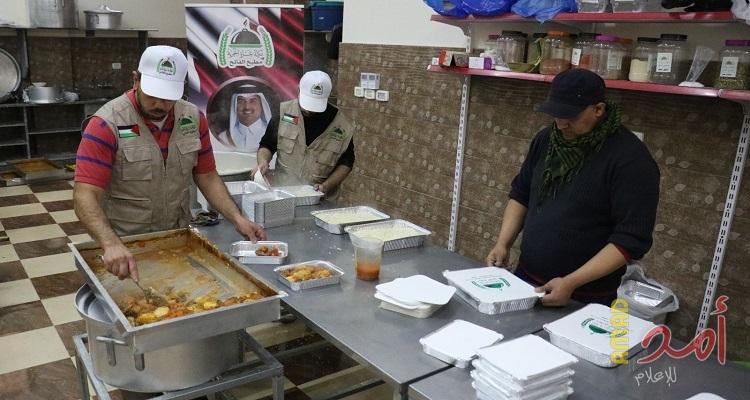 "تكية غزة الخيرية" تنظم يوماً لتوزيع الطعام على الأسر الفقيرة