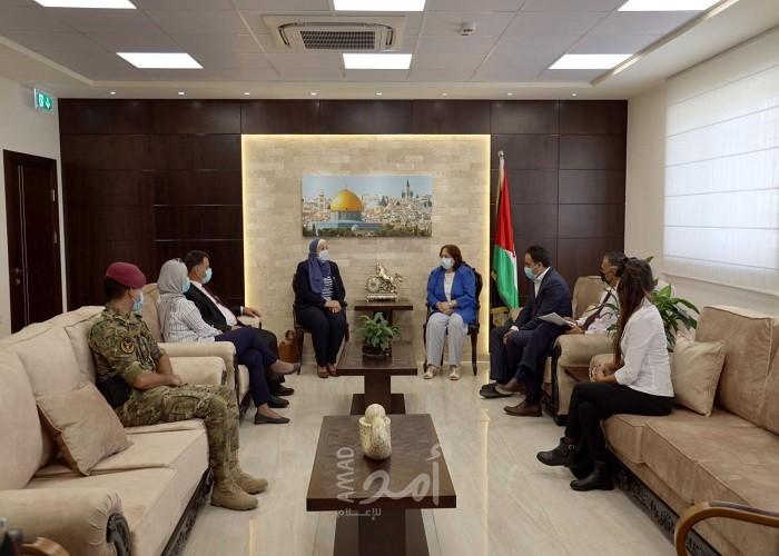 وزيرة الصحة تبحث مع وفد من جامعة الاستقلال سبل التعاون المشترك