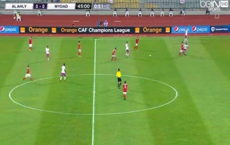 الأهلي المصري يدق المسمار الأخير في "نعش الخروج الأفريقي" بتعادله مع الوداد