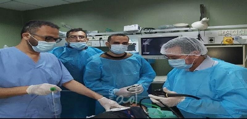 غزة: طاقم طبي بمستشفى "الرنتيسي" ينقذ حياة طفل بعد ابتلاعه مسمار بطول (6) سم