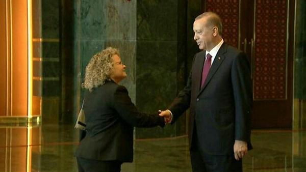 أردوغان يتمنى حظا سعيدا لمسئولة البعثة الإسرائيلية عقب التطبيع مع تل أبيب