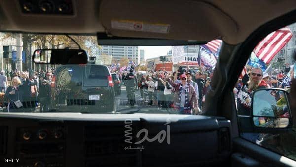 محدث: ترامب ينزل بسيارته.. ويحيي المحتجين على "تزوير الانتخابات