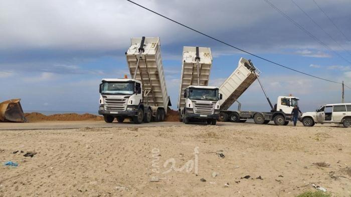 غزة: لجنة الطوارئ في أشغال حماس تعمل على إزالة الخطر وتدعيم المنطقة المنهارة في شارع الرشيد في رفح
