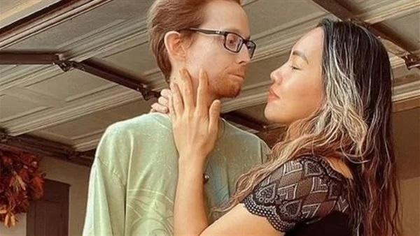 رجل أمريكي يتعرض للتنمر بسبب جمال زوجته الفلبينية - شاهد
