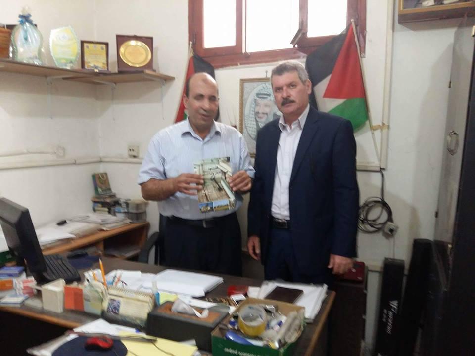 الباحث ناهض زقوت يهدي كتابه للجنة الشعبية في مخيم الشاطئ