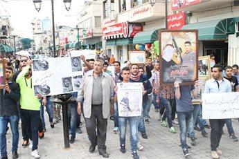 مسيرة في طولكرم ضد الوزير الهباش وخريشة يطالب الرئيس عباس برفع الغطاء عنه