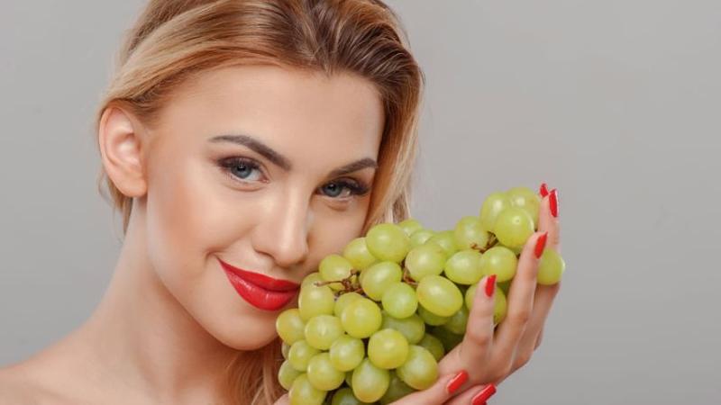 وصفات طبيعية من العنب للعناية بالبشرة