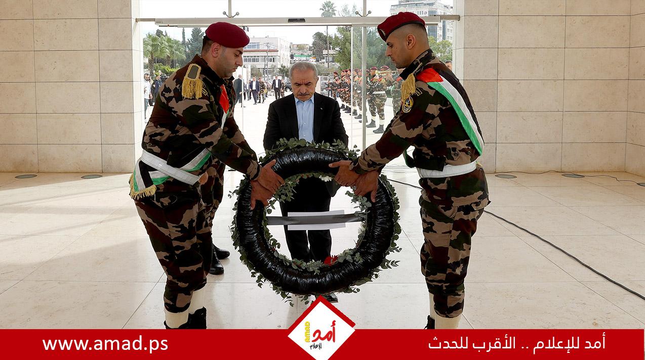 اشتية يضع إكليلا على ضريح القائد الرمز ياسر عرفات في الذكرى التاسعة عشرة لاستشهاده