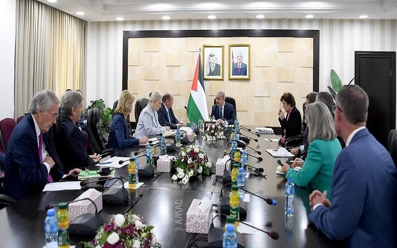 اشتية: إسرائيل تجر المنطقة لوضع خطير بانتهاكاتها المتواصلة لحقوق الإنسان