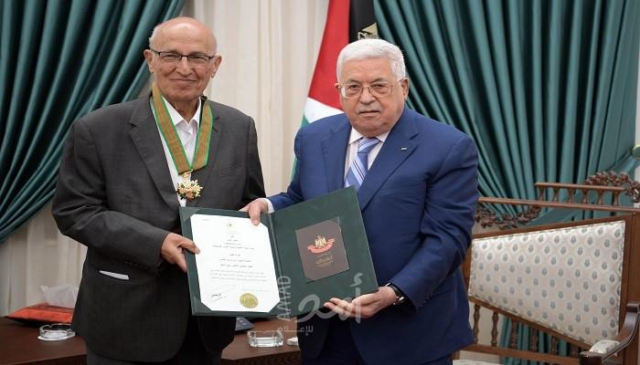 الرئيس عباس يقلد القائد الوطني نبيل شعث النجمة الكبرى من وسام القدس