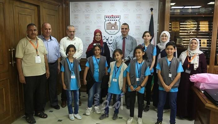 غزة: أطفال نوار يتقلدون مهام رئيس البلدية والدوائر الخدماتية