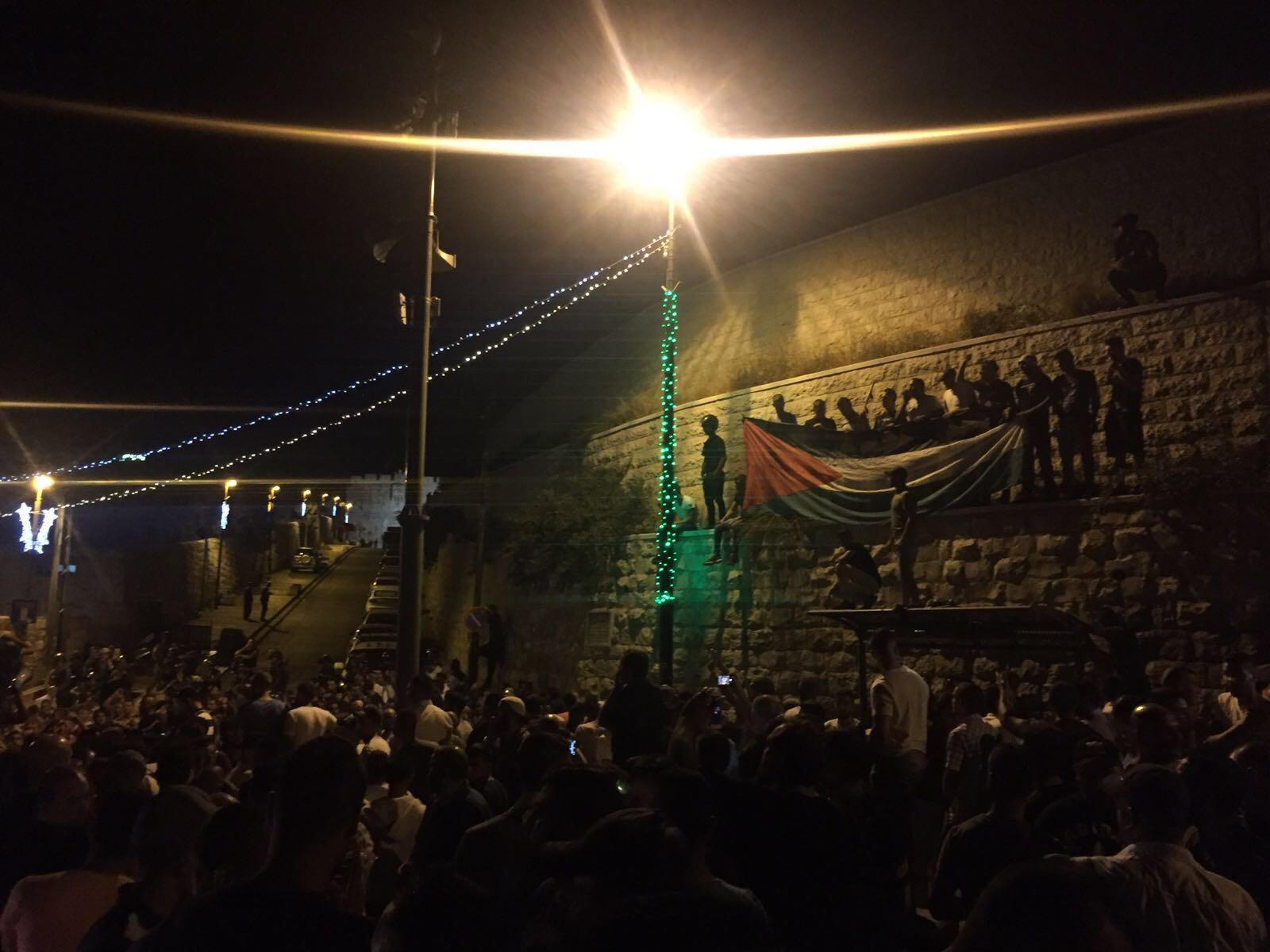 بالصور وفيديو - إزالة البوابات والكاميرات الالكترونية والجسور الحديدية عن مداخل "الأقصى"..والقدس تحتفل بـ"نصرها"!