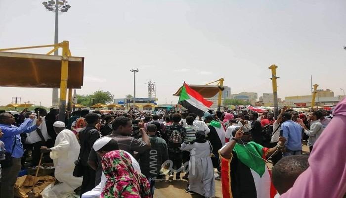 السودان.. محتجون يغلقون طريقا رئيسا بالخرطوم لانعدام الخبز‎