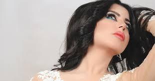حليمة بولند تثير الجدل بصورها الغريبة والمثيرة