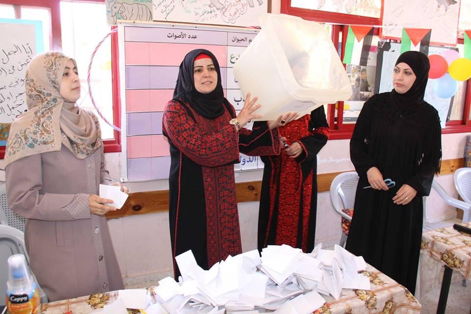 تربية قلقيلية ولجنة الانتخابات المركزية تنفذان مشروع "التعلم بالانتخاب"