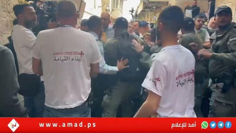 شرطة الاحتلال تعتدي على المحتفلين بـ"سبت النور" وتمنعهم من الوصول الى كنيسة القيامة- فيديو