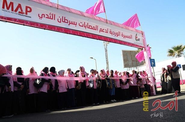 صور .. مسيرة وردية على شاطئ بحر غزة للتوعية بسرطان الثدي