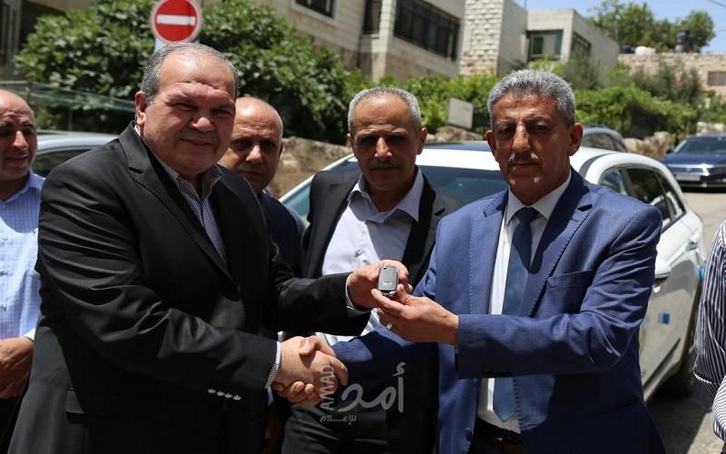 سلطة جودة البيئة تعقد مؤتمرًا صحفيًا حول استلامها للمركبات الصديقة للبيئة