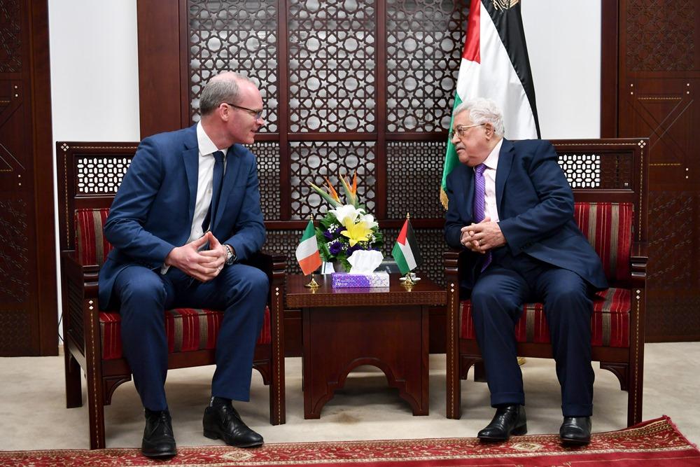 خلال استقباله وزير خارجية إيرلندا...عباس:  القرار الأميركي "المجحف" يستدعى تشكيل ألية دولية لحل الصراع