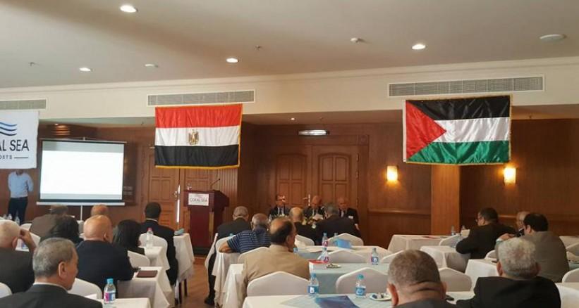 خبراء مصريون وفلسطينيون يطالبون بتطوير العلاقات التجارية والإقتصادية بين الجانبين