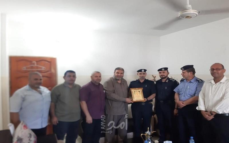 المقاومة الشعبية تزور مدير شرطة محافظة غزة لتهنئته بمنصبه الجديد