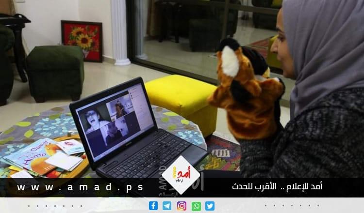 معلمة غزية تبتكر "التدريس بالدمى" لتعليم الأطفال عن بُعد