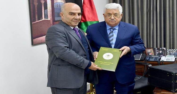الرئيس عباس يتسلم التقرير السنوي لهيئة التوجيه السياسي والوطني
