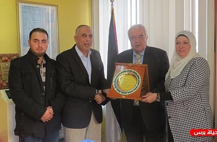 وفد من الهيئة الفلسطينية للاجئين يزور وزير العمل مأمون أبو شهلا