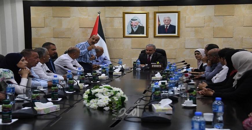 أشتية يطلع على احتياجات قرى شمال غرب القدس