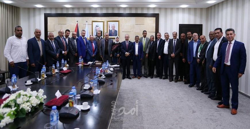 أشتية: الحكومة ستعمل على خلق تنمية متوازية بين كافة المحافظات