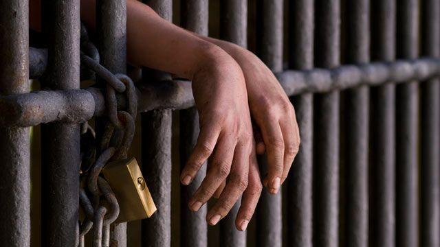 5 أسرى يبدأون أعواماً جديدة في سجون الاحتلال