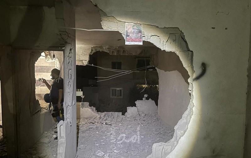 جيش الاحتلال يخلي منزلاً بالقوة في الخليل تمهيداً لهدمه