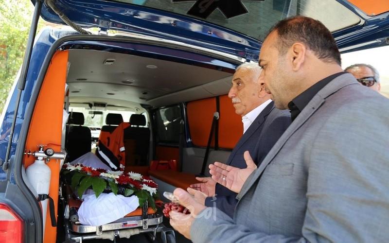 باسم الرئيس عباس: محافظ أريحا يضع إكليل زهور على نعش الراحل فيصل حوراني