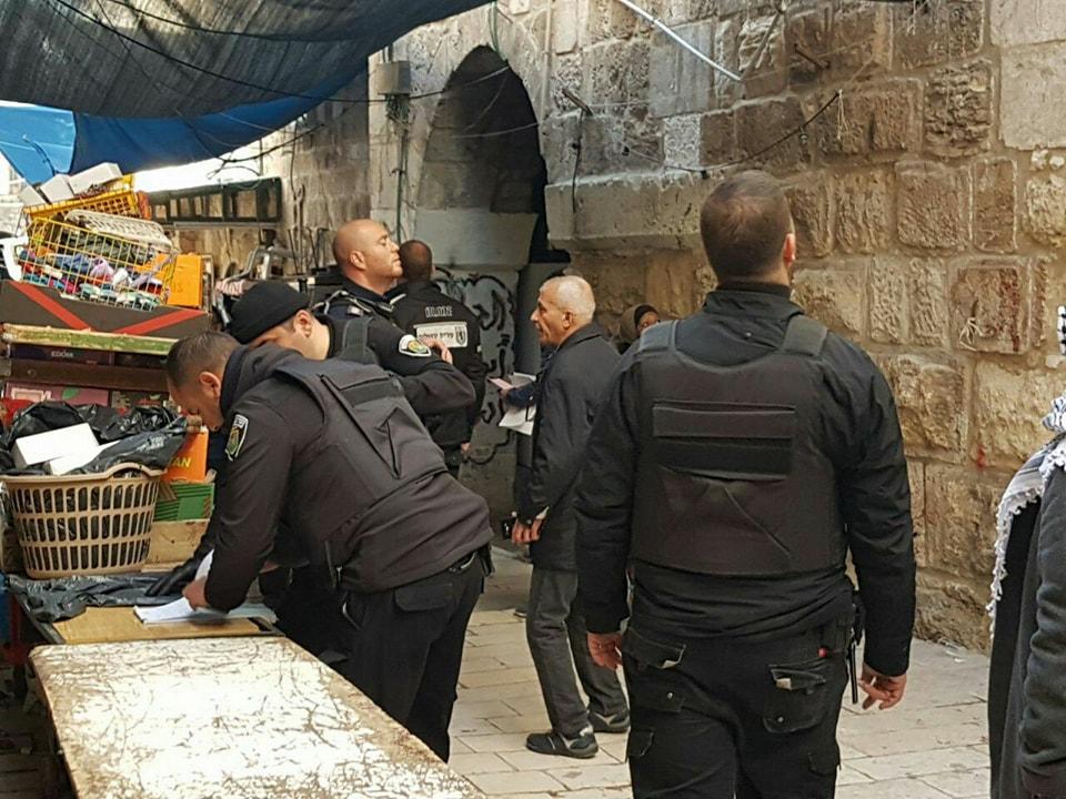 قوات الاحتلال تحرر مخالفات لأصحاب المنازل والمتاجر في القدس