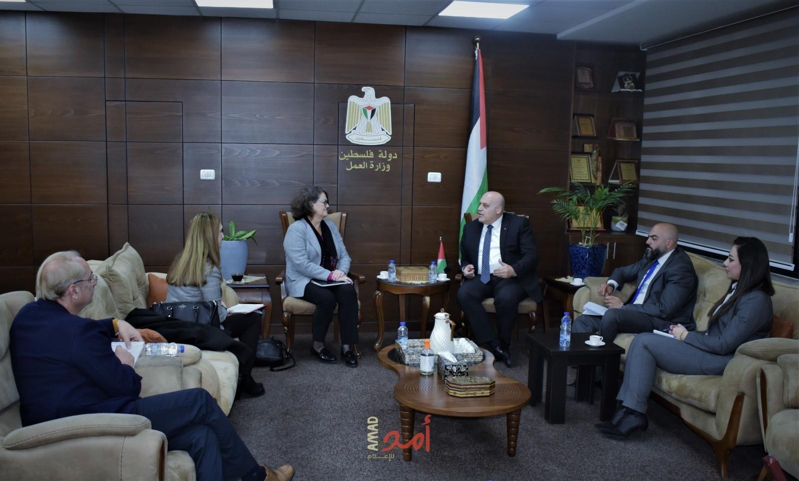 وزارة العمل والممثلية الكندية تبحثان سبل التعاون المشترك