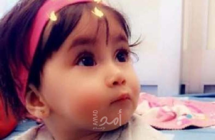 عائلة من غزة تناشد الرئيس عباس لإنقاذ حياة طفلتها التي تعاني من مرض مناعي