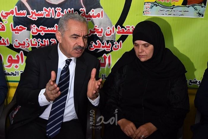 أشتية يزور عائلة الأسير "أبو دياك" ويؤكد: قضية الأسرى في قمة أولوياتنا