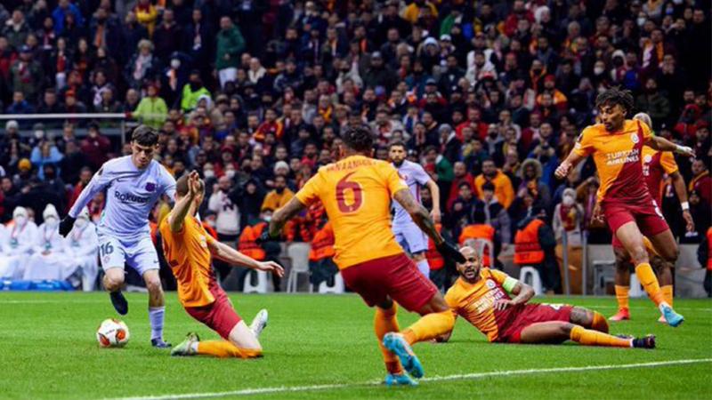 يويفا يغرم جالاتا سراى 20 ألف يورو بسبب شغب الجماهير أمام برشلونة