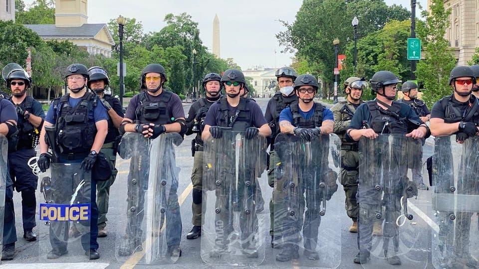 بالصور: الأمن يطوق البيت الأبيض ويمنع وصول المحتجين.. و "إسبر" يعلن موقفه من إشراك القوات العسكرية