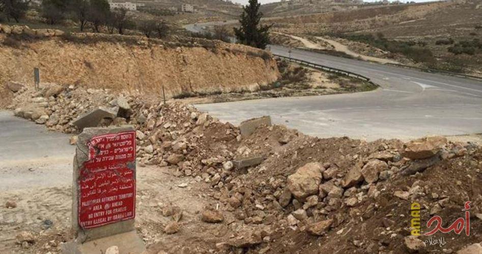 الاحتلال يغلق طريق بيت عوا الفرعية بالسواتر الترابية