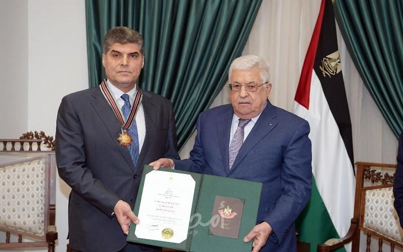 الرئيس عباس يقلد اللواء حازم عطا الله وسام نجمة القدس العسكري لمناسبة نهاية خدمته
