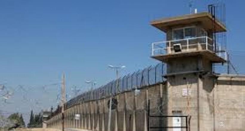سلطات الاحتلال تقرر نقل 50 أسيرا من سجن "ريمون"